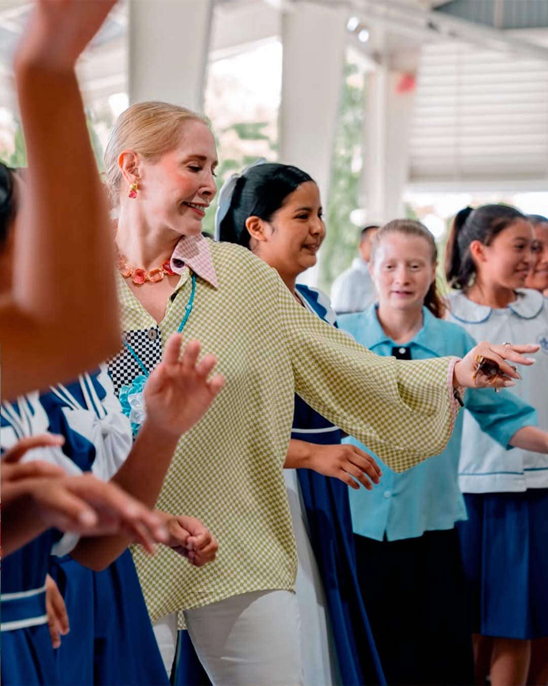 Las niñas recibieron esta visita con alegría y hasta compartieron su arte de la danza con la Primera Dama.