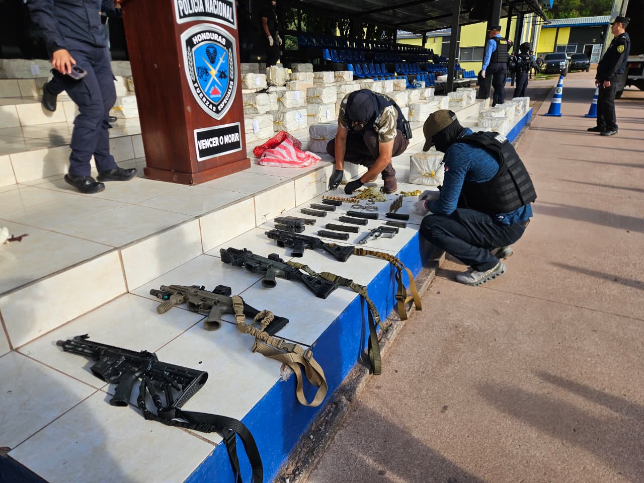 Los dos operativos permitieron decomisar más de dos toneladas de supuesta cocaína y dejaron varias personas detenidas, según las autoridades.