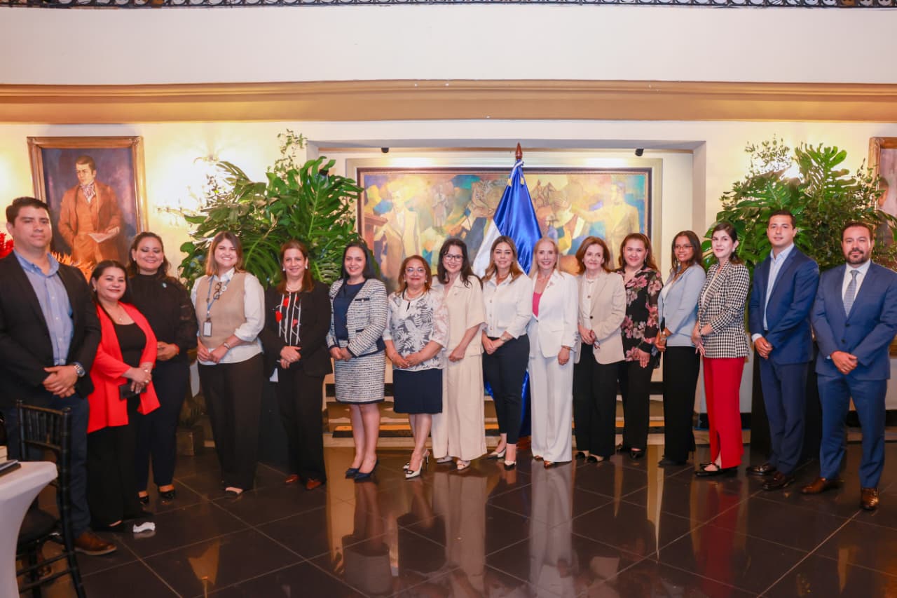 La Primera Dama y el Gobierno de Honduras una vez reiteraron su compromiso con la educación hondureña.