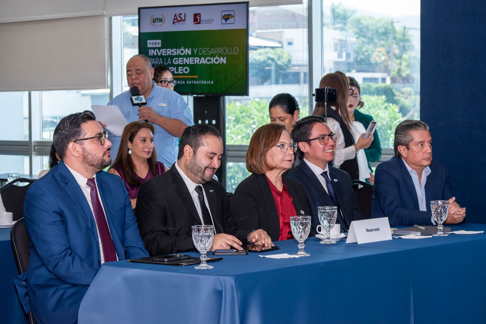 Representantes del sector público y privado se hicieron presente a este encuentro.