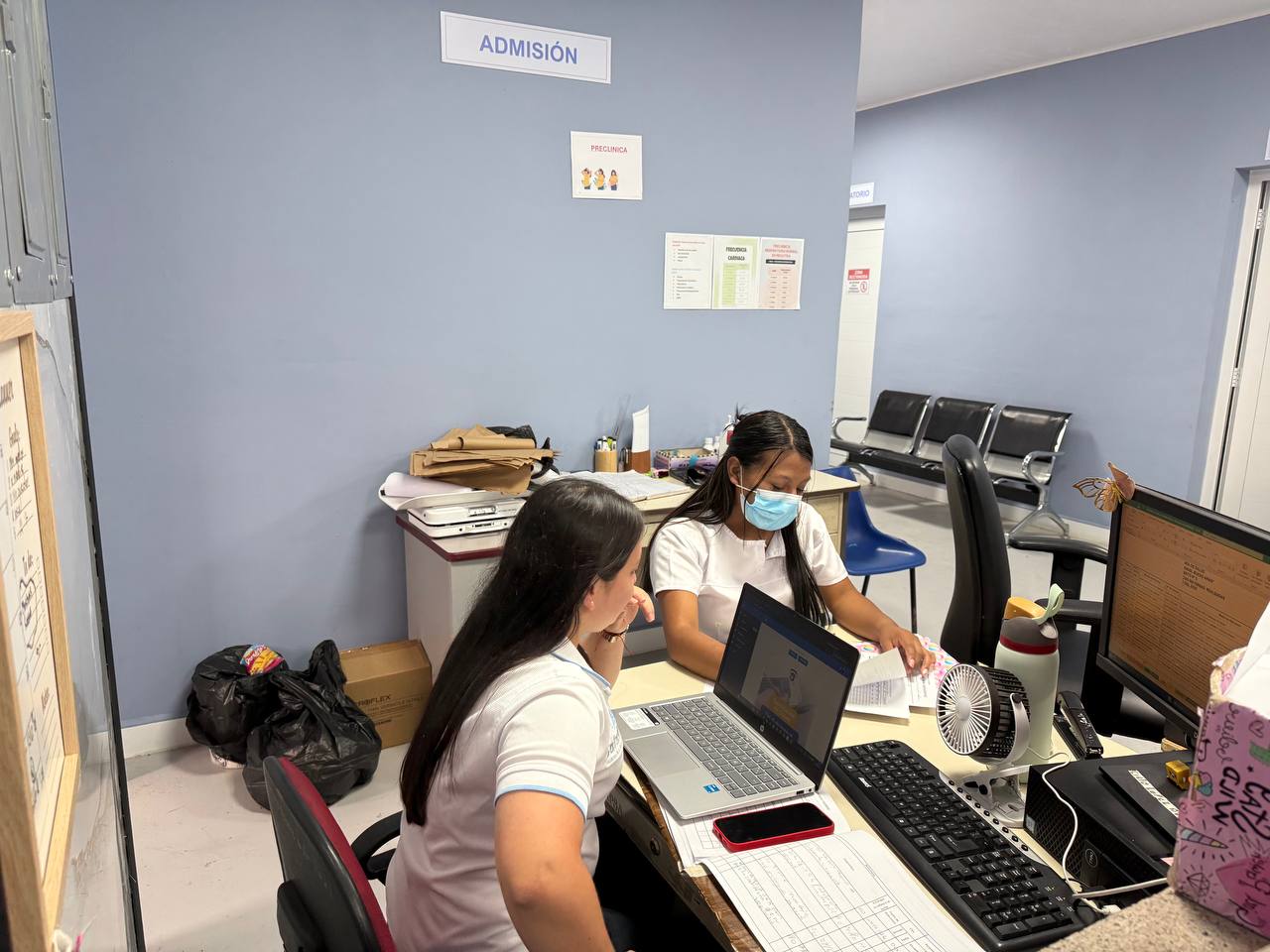 Médicos brindando atención