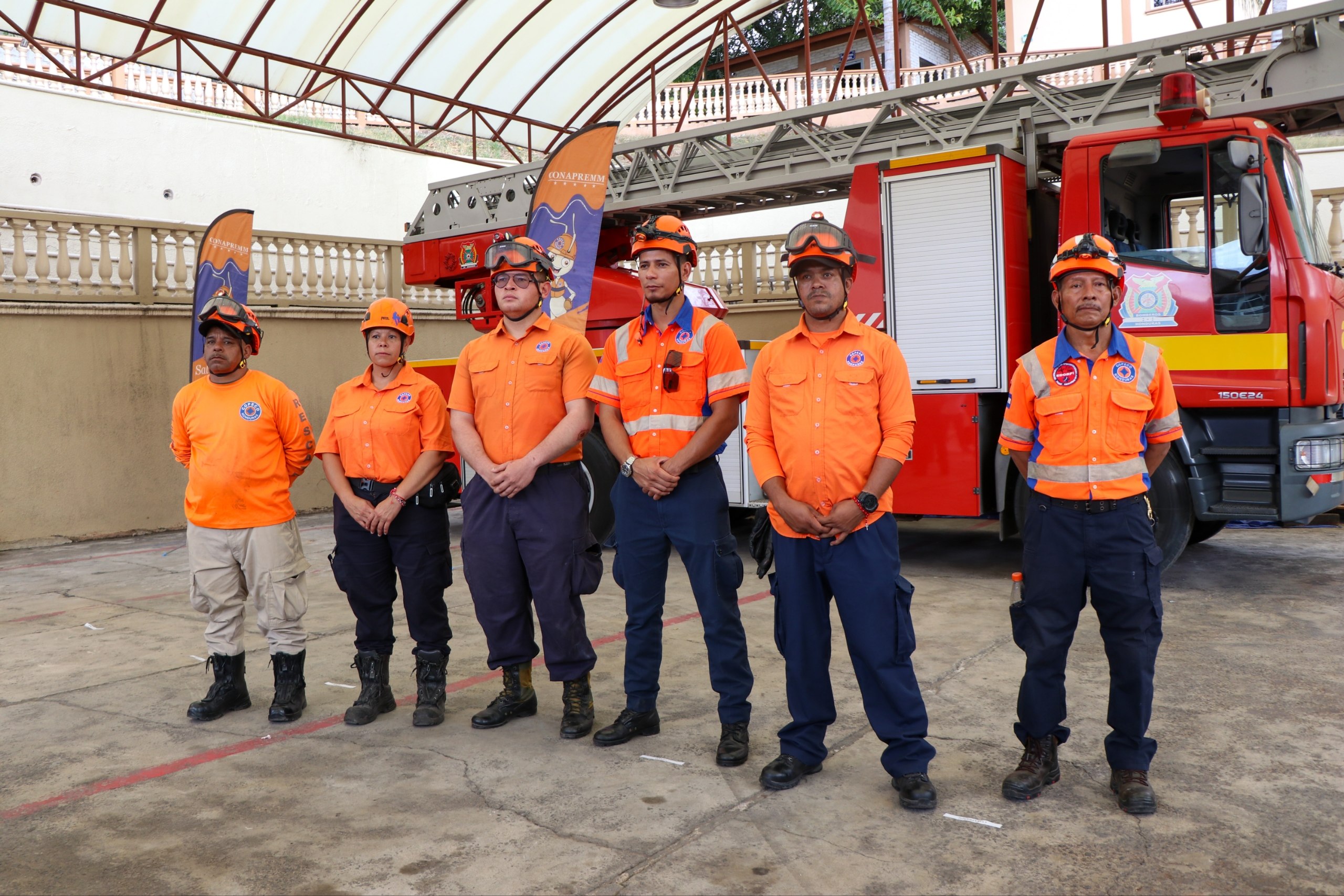 El cuerpo de Bomberos es uno de los encargados en estar a disposición de la población nacional.