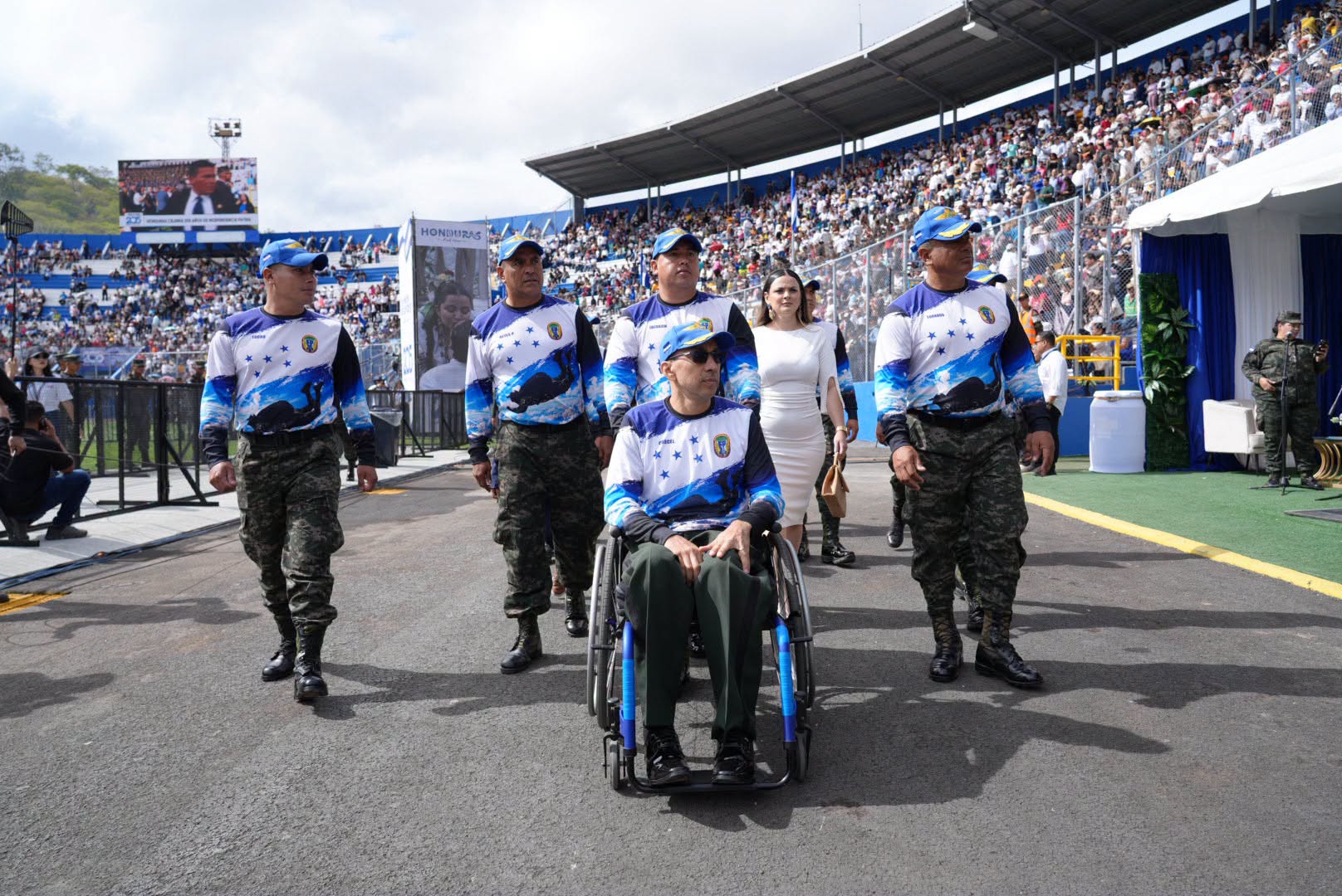 El Teniente Coronel Maldonado Chacón ingresó al estadio junto al equipo de salto libre de las Fuerzas Armadas.