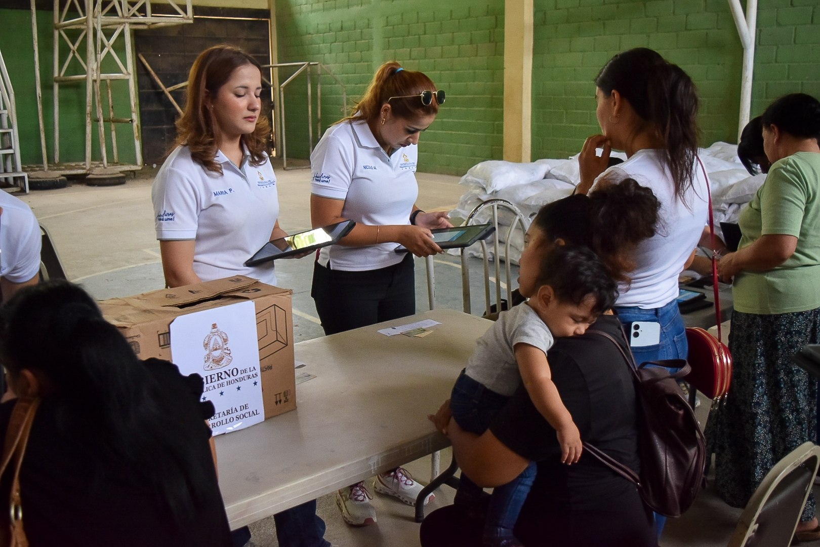 El gobierno se pronuncia con entrega de alimento para agricultores y ganaderos.