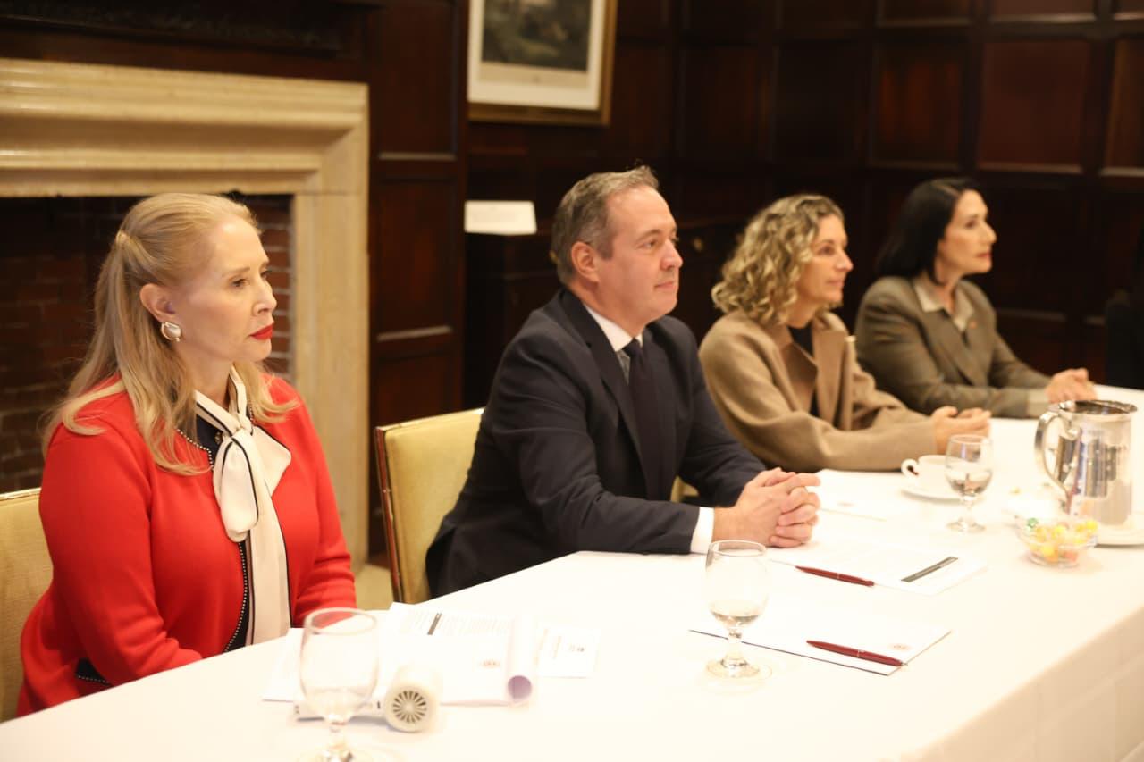 Primera Dama del Cid en reunión en EEUU