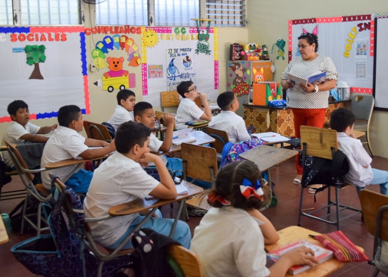 La Secretaría de Educación trabajará con Google y Starlink para la digitalización en los centros educativos.