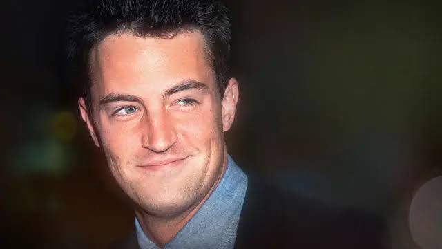 Matthew Perry dio vida al icónico persojane de "Chandler Bing" en la serie de Friends.