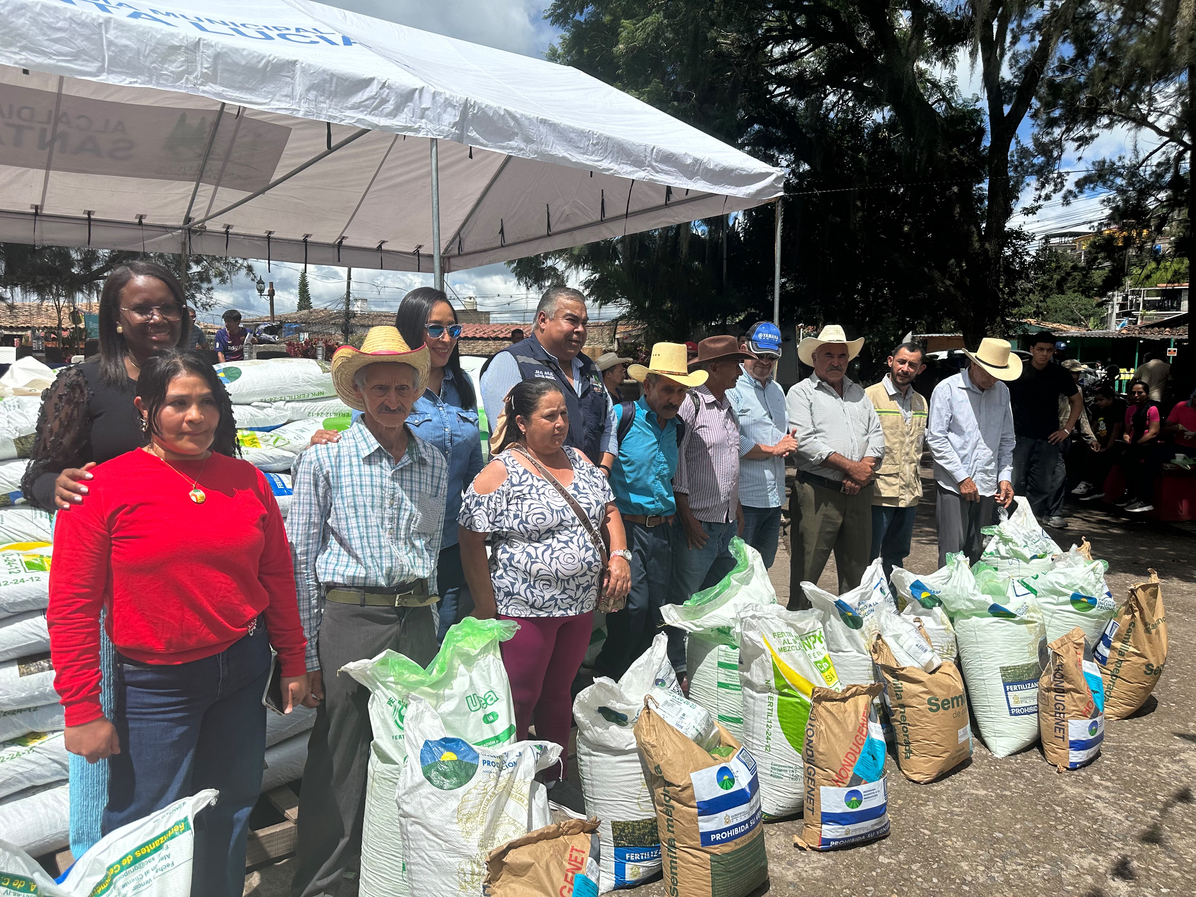 Los agricultores del municipio de Santa Lucía fueron beneficiados con un bono.