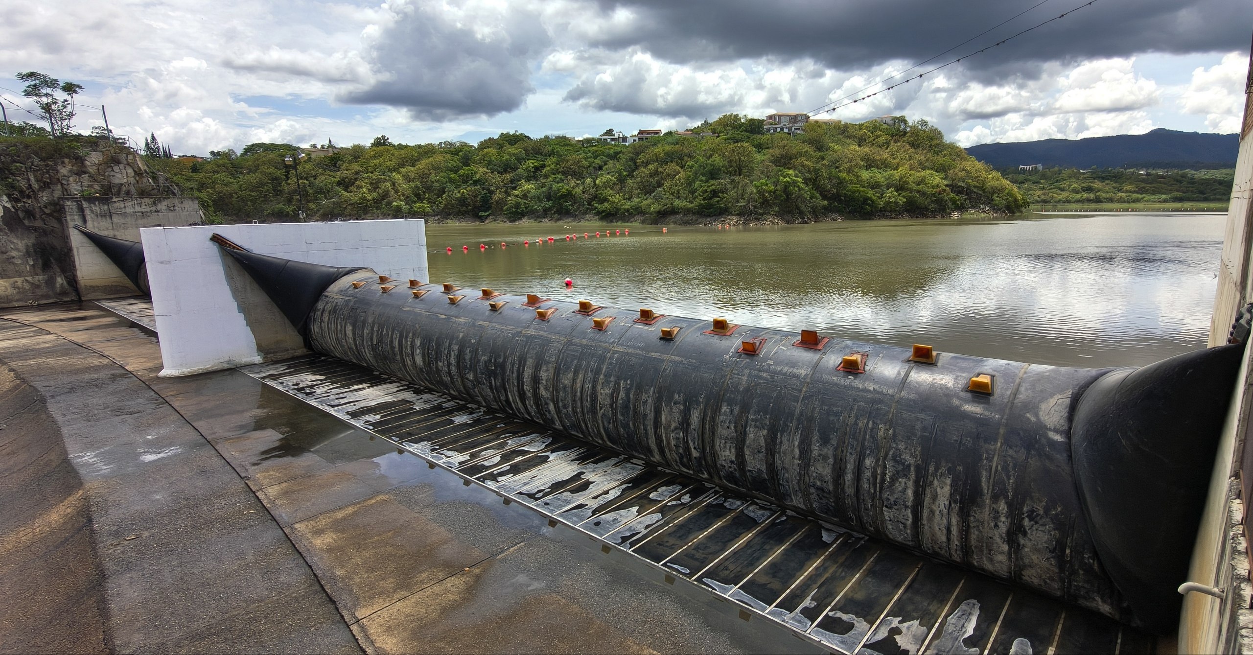 Las cortinas lograrán almacenar más de 3 millones de metros cúbicos de agua en Los Laureles. · Foto: Emilio Flores/DNH
