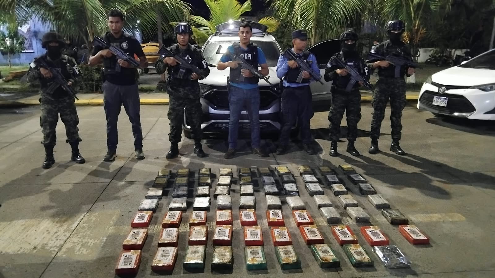 los agentes encontraron una camioneta Honda CR-V sin placas