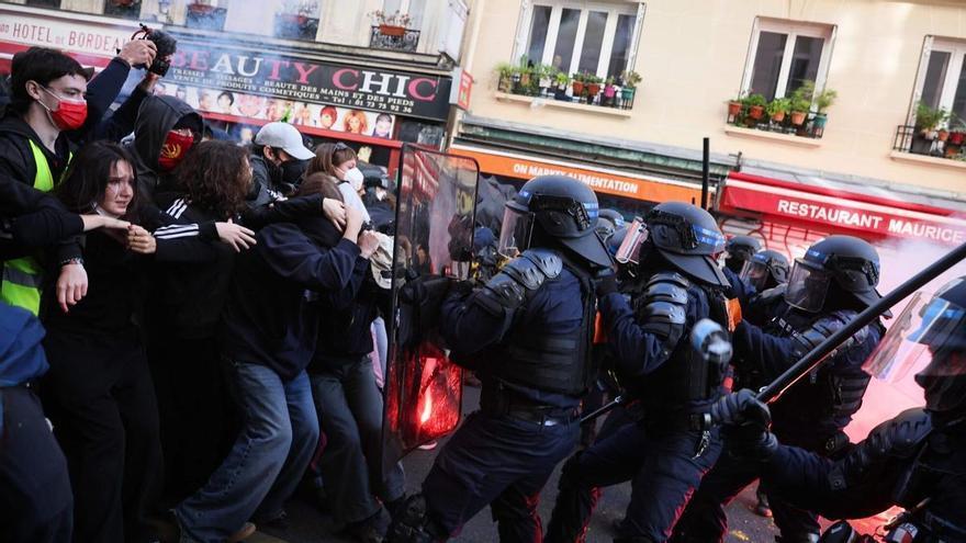 2. Las autoridades francesas reportaron más de 2,400 detenidos en todo el país.