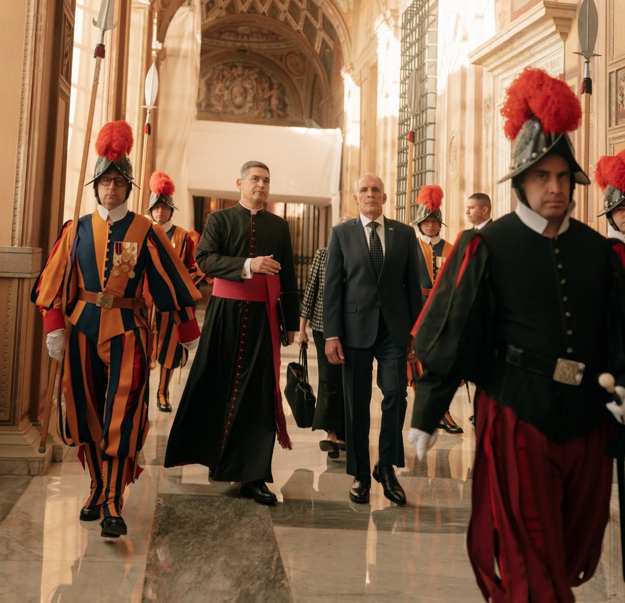 El cardenal Pietro Parolin participó en la firma del documento.