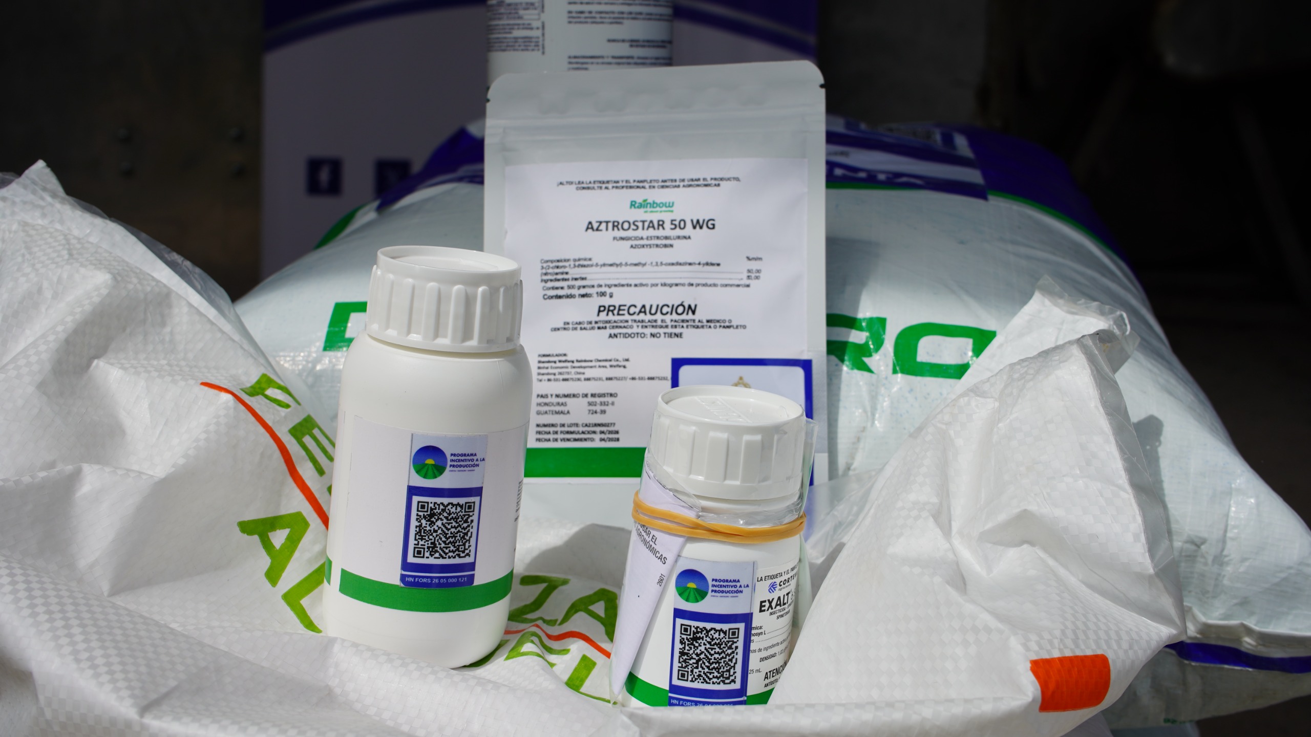 El kit agrícola incluye varios insumos como fertilizantes potásicos, fertilizantes con nitrógeno y azufre, insecticidas, entre otro más.