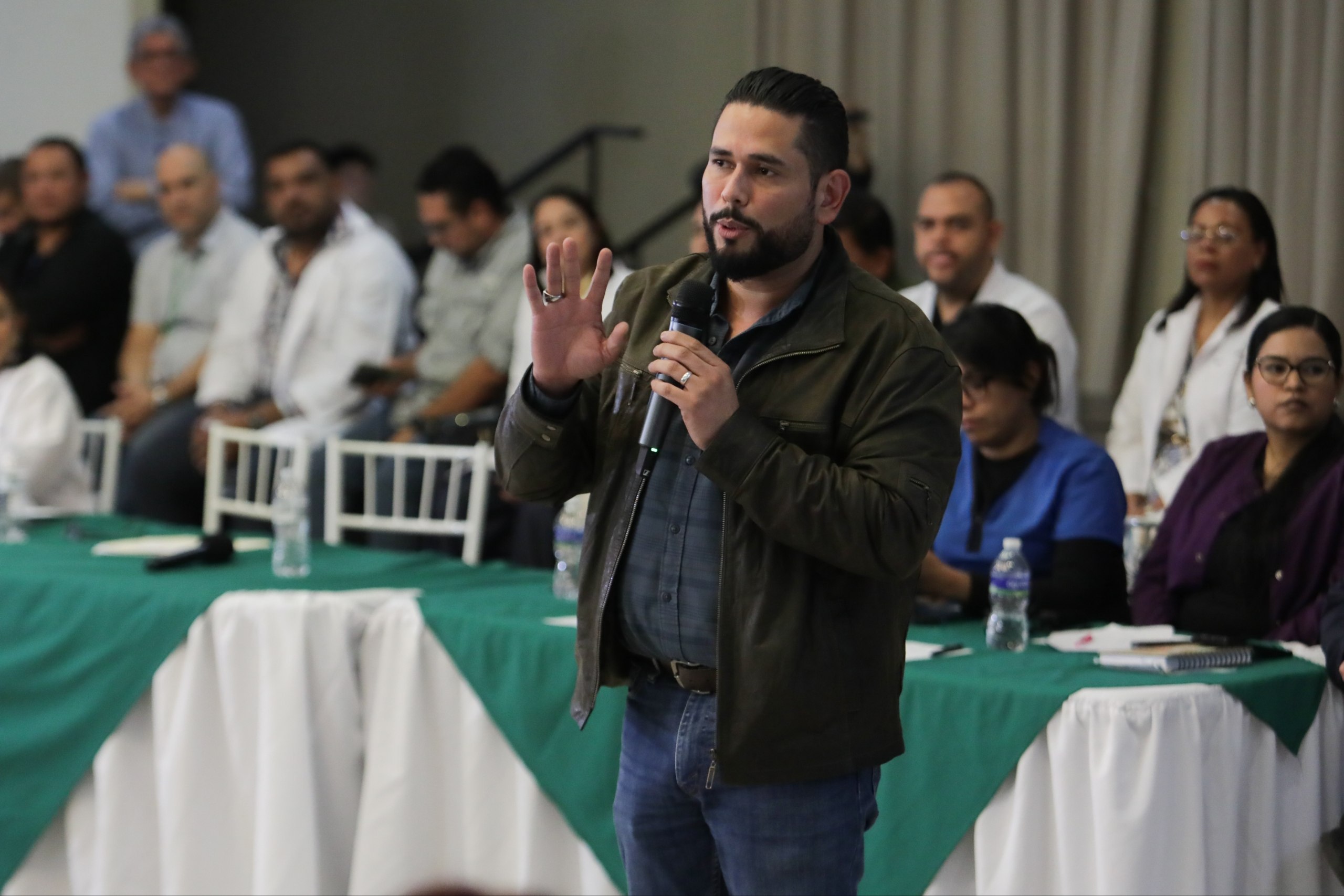 Subsecretario de la Sesal, José Miguel Castillo, en una de las asambleas informativas.