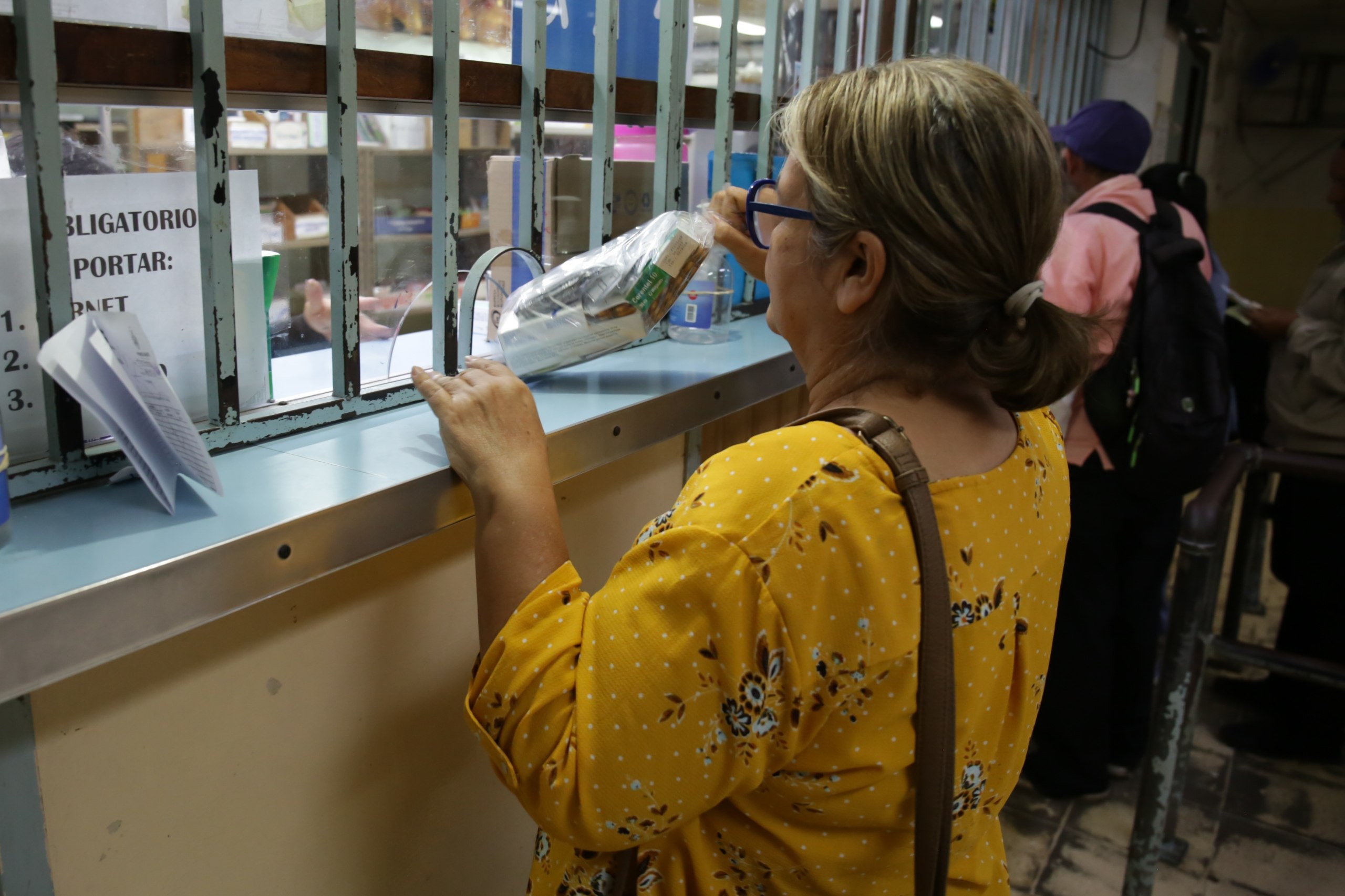 Pacientes regresan a los hospitales públicos para retomar sus consultas médicas.