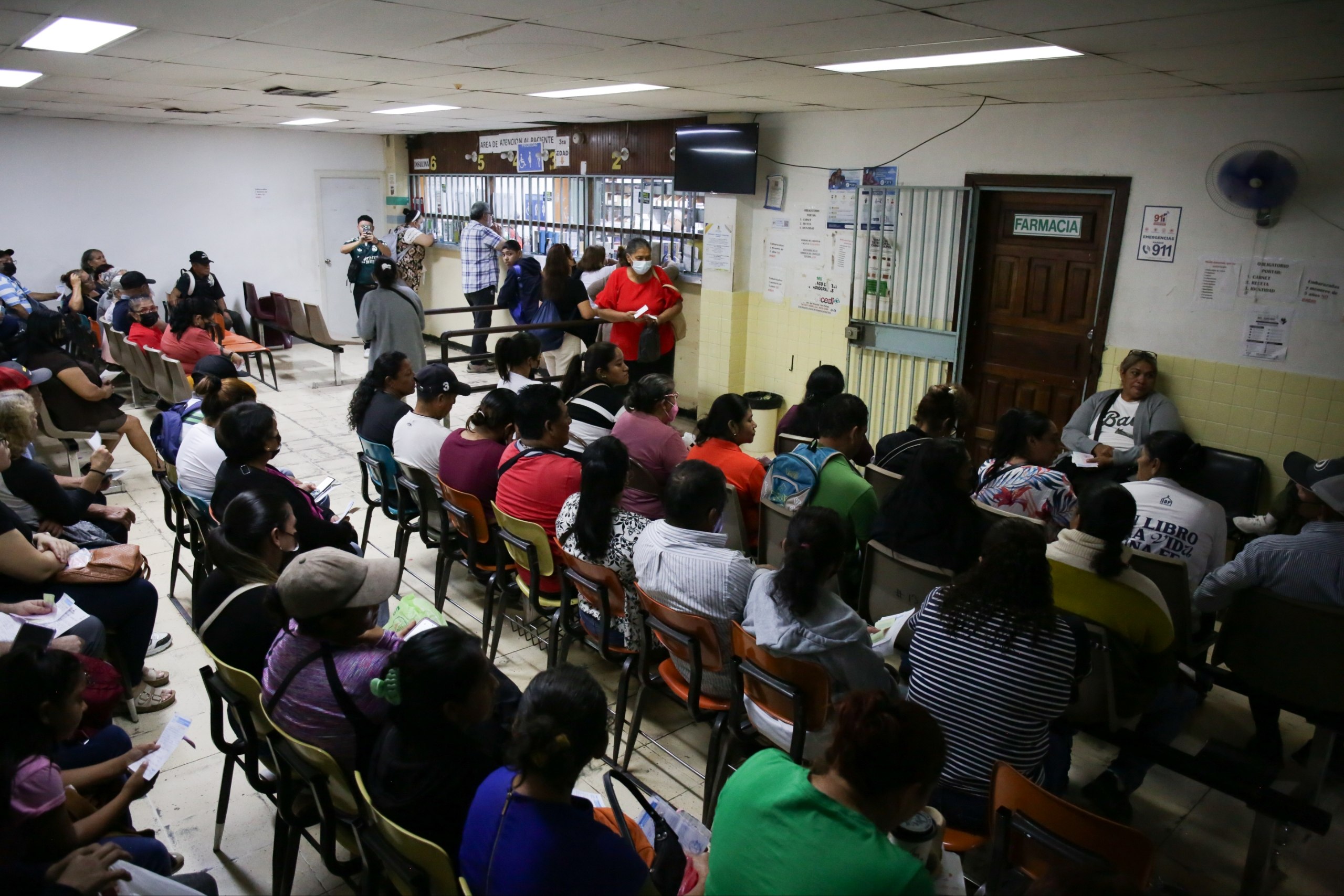 as largas filas reflejan la demanda de atención acumulada durante las asambleas informativas.