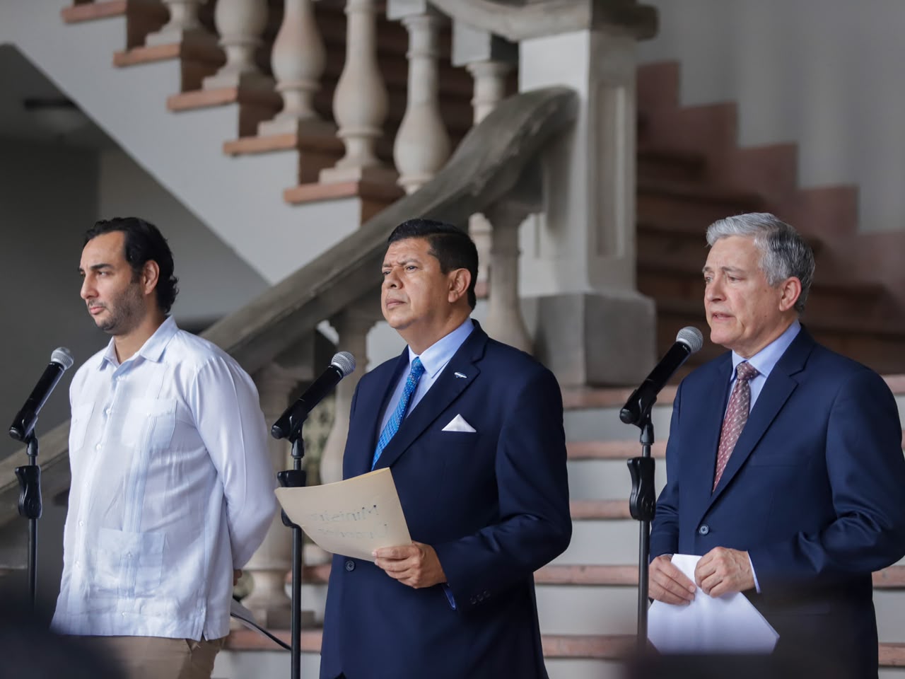 Gerente de la ENEE, Guillermo Peña Panting, ministro de Comunicaciones, Héctor Ordóñez, y secretario de Energía, Eduardo Oviedo.