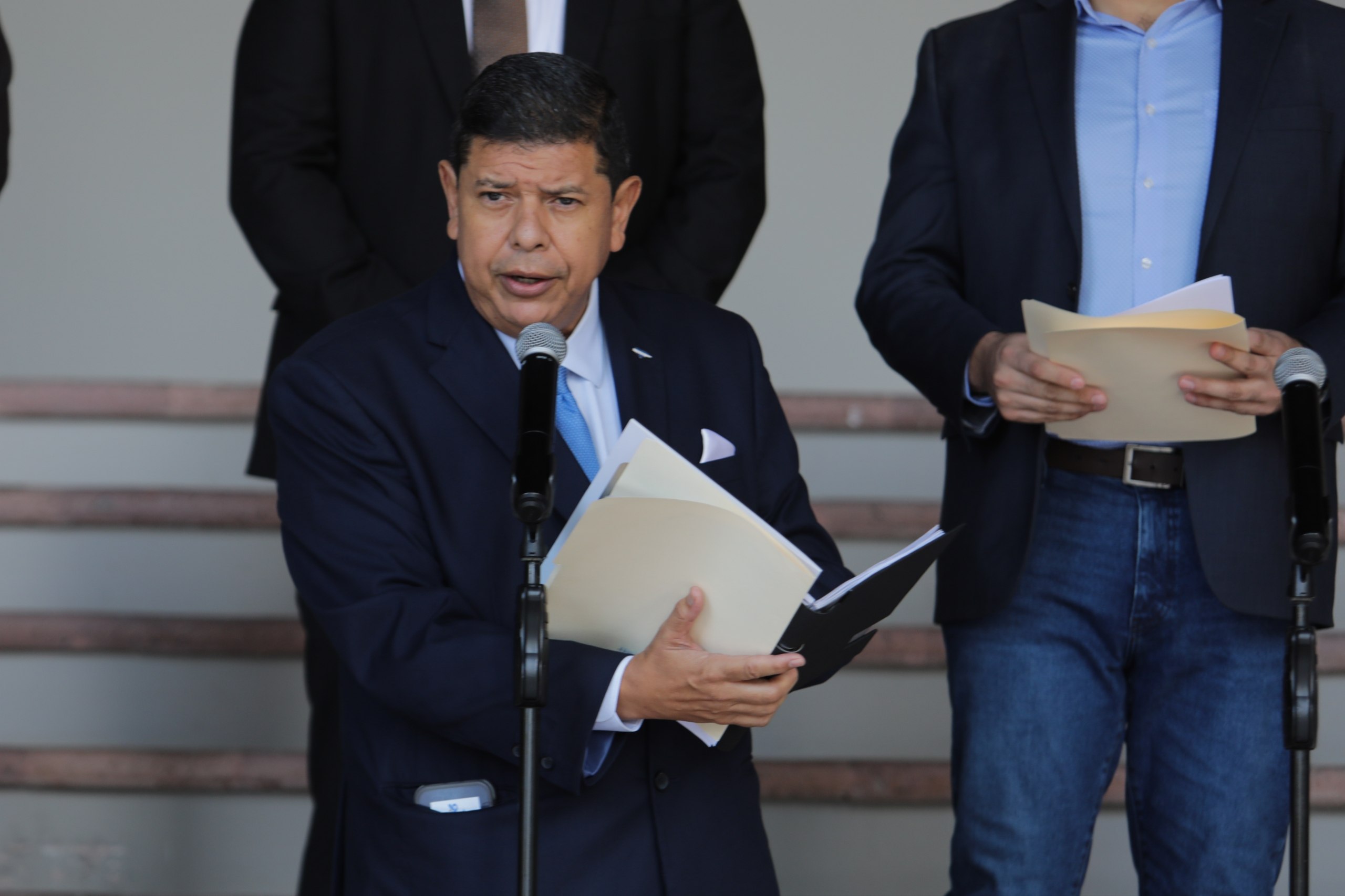 El ministro de Comunicaciones, Héctor Ordóñez, informó este viernes la destitución de los tres funcionarios.