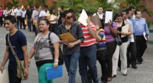 personas buscando empleo