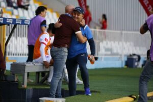 Entrenadores abrazandose