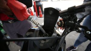 Persona poniendo combustible