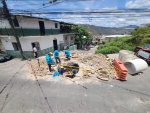 UMAPS laborando en alcantarillado.