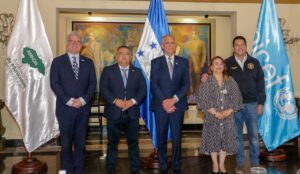 Presidente de Honduras y otras autoridades en el lanzamiento del programa