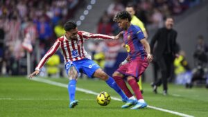 Lamine Yamal disputando balón.