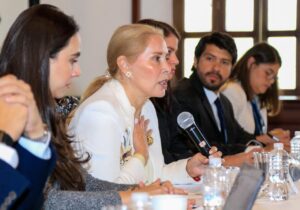 Primera Dama hablando .