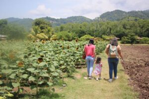 Madre con sus hijas veraniando.