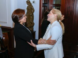 Abrazo de la P rimera Dama de Honduras, y otra persona