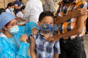 Niño siendo vacunado