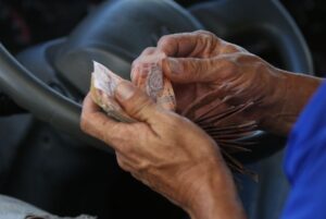 contando dinero