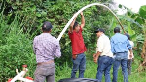 Hombres trabajando.