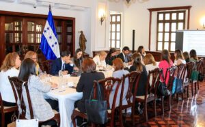 Primera Dama escucha los avances de la Red de Cooperantes Nacionales.