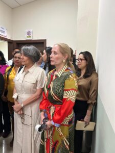 Primera dama, con personas en Ciudad Mujer