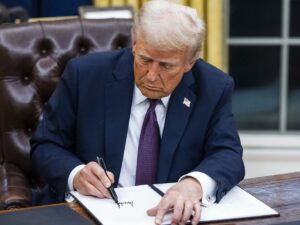 Trump firmando