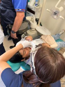 Profesional de la salud dental atiende a niños en la brigada Médica