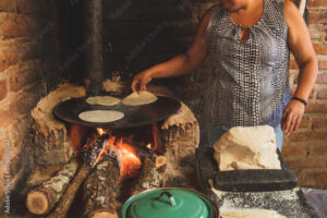 mujer haciendo tortillas 