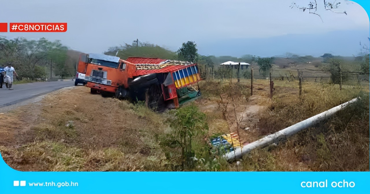 Producto de las lluvias rastra de origen salvadoreño se accidenta en Olancho