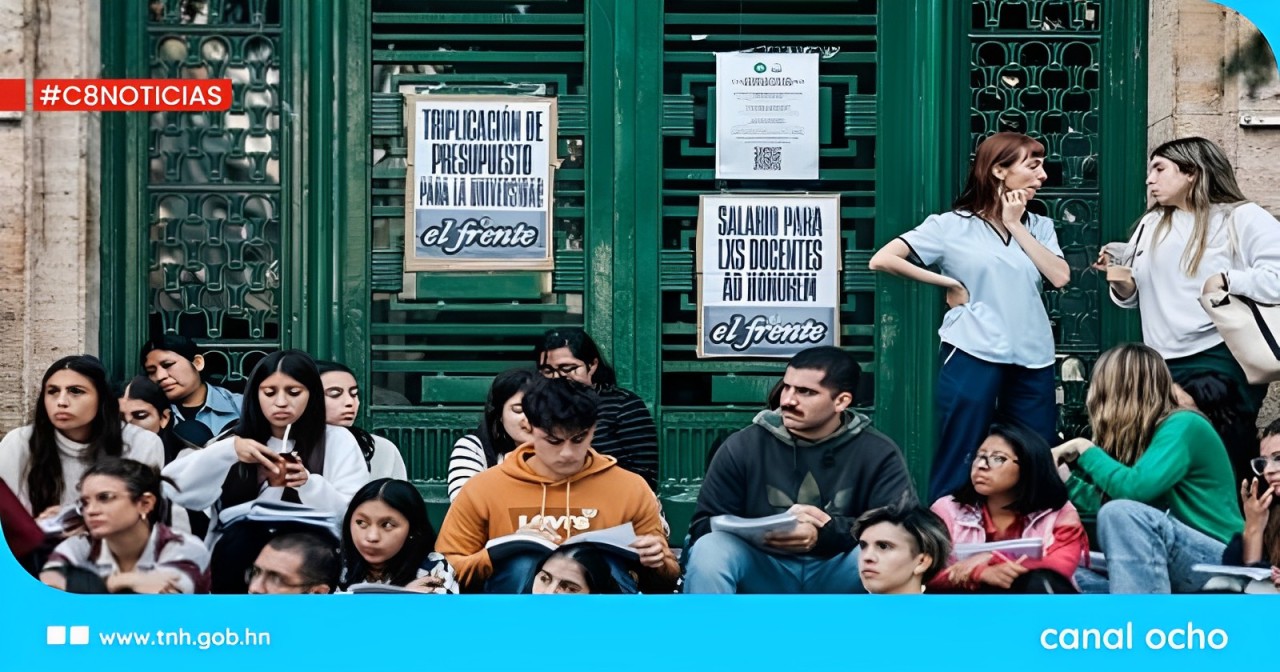 Universidades argentinas marchan contra recortes del presidente Milei
