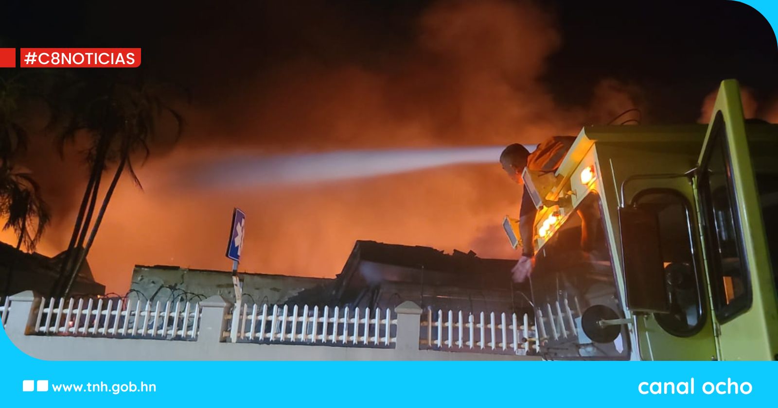 Voraz incendio consume hospital en Roatán