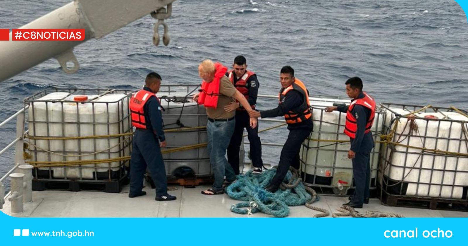 FF. AA. rescatan a tres tripulantes de embarcación que se encontraba a la deriva