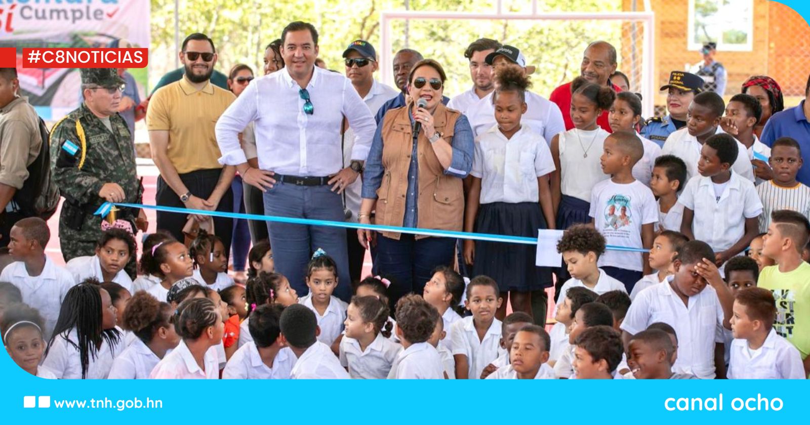 Presidenta Xiomara Castro inaugura una nueva cancha de usos múltiples en Islas de la Bahía