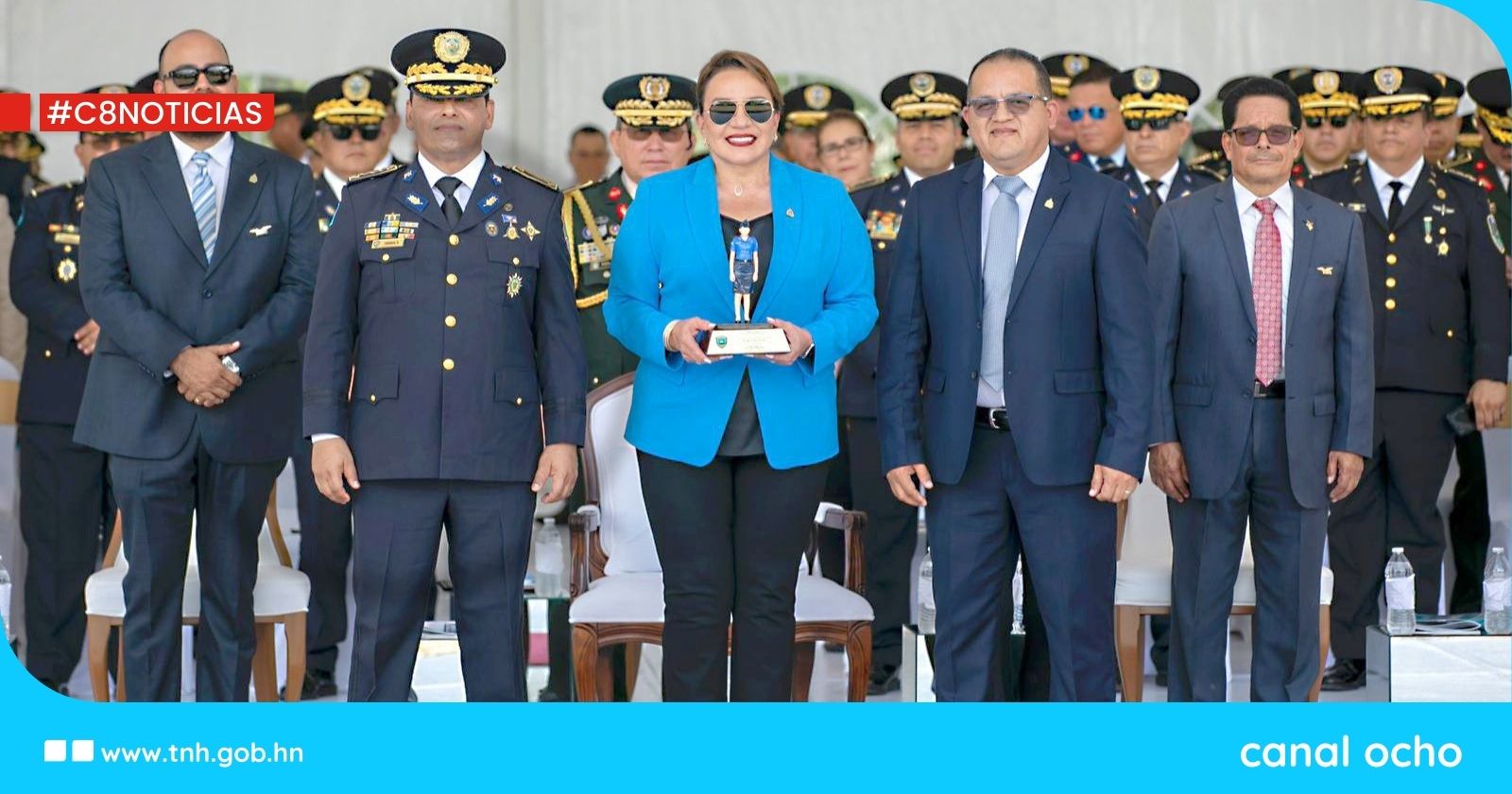 Presidenta Castro asiste a ceremonia de condecoraciones y ascensos de la Policía Nacional