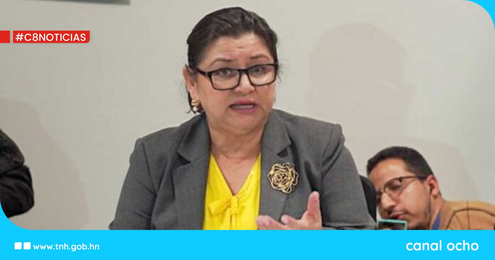 Carla Paredes anuncia diálogos con ANEEAH y desmiente despidos de personal asistencial