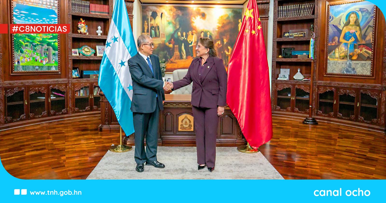 Presidenta Xiomara Castro recibe delegación de la la República Popular China