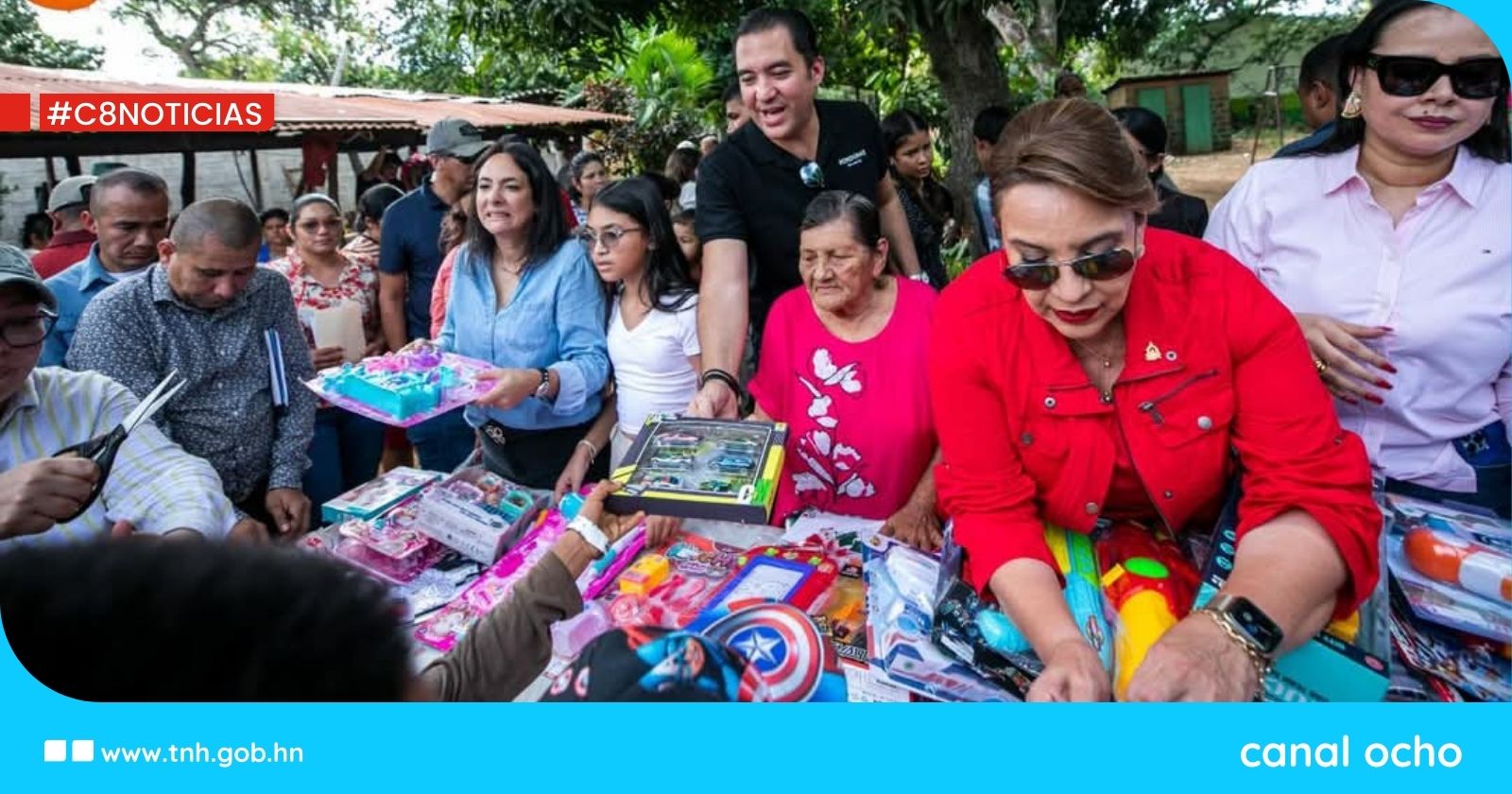 Presidenta Xiomara Castro hace entrega de regalos y canastas en víspera navideña en Olancho