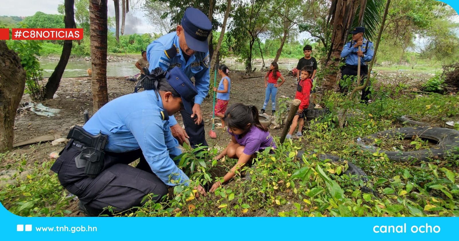 Vecinos de la Rivera Hernández se unen a la Policía en reforestación