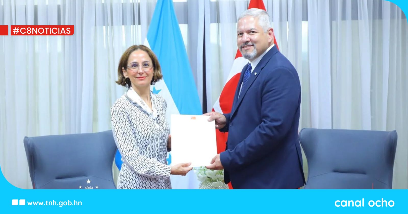 Embajadora de Turquía concurrente para Honduras presenta Copias de Estilo